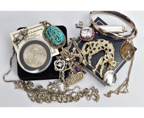 A BAG OF ASSORTED JEWELLERY, to include a silver hinged bangle, hallmarked London, a carved scarab beetle pendant mounted int