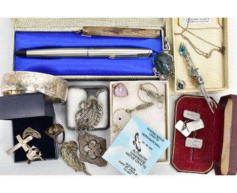 A BAG OF ASSORTED SILVER AND WHITE METAL JEWELLERY AND A BOXED 'PARKER' FOUNTAIN PEN, to include a silver hinged bangle, engr
