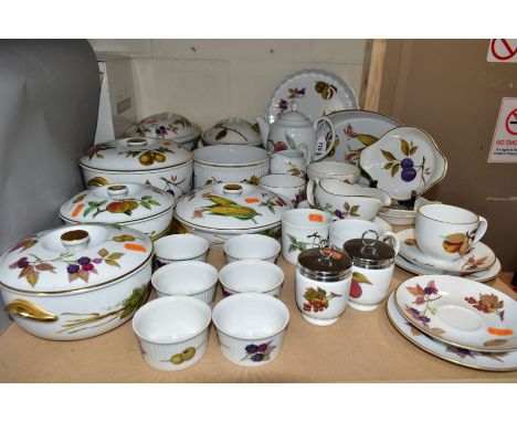 A COLLECTION OF ROYAL WORCESTER EVESHAM, EVESHAM 'M' AND WILD HARVEST OVEN TO TABLE WARE, comprising a coffee pot and cover, 