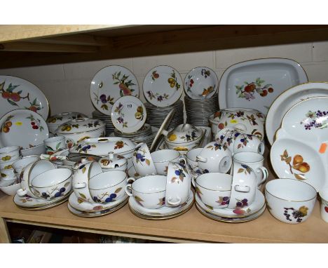 A QUANTITY OF ROYAL WORCESTER EVESHAM AND EVESHAM VALE PATTERN OVEN TO TABLE WARE, majority is Evesham pattern, the lot compr