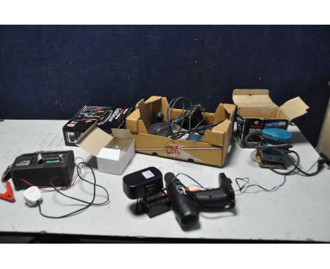 A TRAY CONTAINING POWER TOOLS including a 115v Makita BO4510 Sander (untested), a Black and Decker drill, a Wickes 15.6V cord