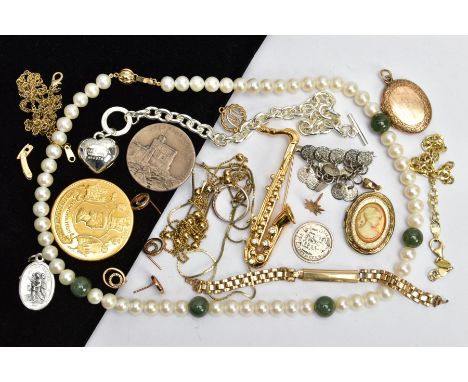A BAG OF VARIOUS JEWELLERY, to include a 9ct gold initial 'M' pendant hallmarked 9ct gold Sheffield, a single 9ct gold star s
