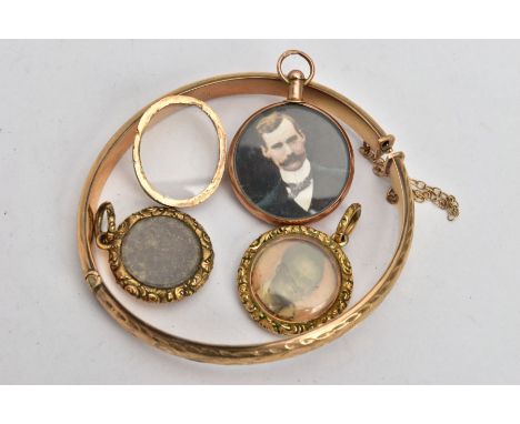 A 9CT GOLD BANGLE AND FOUR LOCKETS, hinged bangle diamond cut and foliate design, fitted with a hidden clasp and additional s