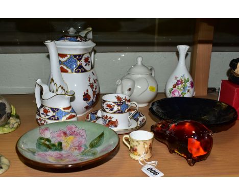 A SMALL GROUP OF CERAMICS AND GLASS, comprising miniature Royal Worcester blush ivory tyg, height 4cm, a Chelsea Pottery dish