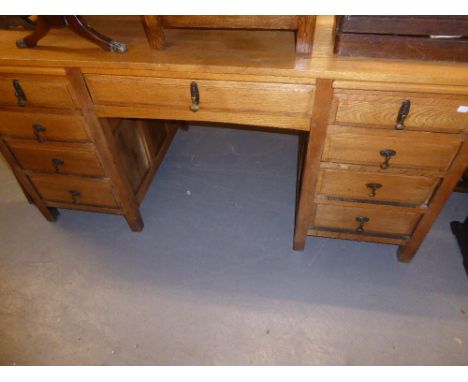 AN EARLY/MID 20TH CENTURY LIGHT OAK PEDESTAL DESK, SINGLE CENTRAL DRAWER, EACH PEDESTAL WITH SLIDE OVER FOUR GRADUATED DRAWER