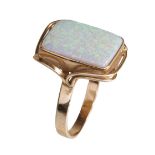 Ring, GG 585/000, zentraler Opal (Australien) ca. 11,4 x 15,4 mm, leuchtendes Farbenspiel in ...