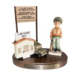 Das Set CHECKPOINT CHARLIE besteht aus der original M.I.Hummel Figur 332 Soldier Boy und einer ...