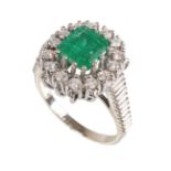 Ring, WG 585/000, zentraler Smaragd 8-eck ca. 2,0 ct (ca. 7,7 x 7,2 mm), 14 Brillanten ca. ...