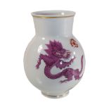 Vase MEISSEN signiert zwei gekreuzte Schwerter, weißes Porzellan mit purpurfarbenem MING- ...