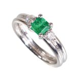 Ring, WG 750/000, sehr feiner Smaragd ca. 0,60 ct (facettiert), 2 Brillanten ca. 0,26 ct ...