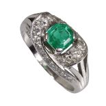 Eleganter Ring 1970/80er Jahre, WG 750/000 (geprüft), zentraler Smaragd im 8-Eck Schliff ca. ...