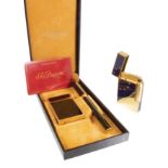 Lot: 2 Dupont Benzin-Feuerzeuge und 1 Stift (Kuli, L = 13,8 cm), signiert S.T. Dupont Paris, 1 ...