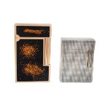 Lot: 2 Dupont Benzin-Feuerzeuge signiert S.T. Dupont Paris, 1 Feuerzeug, dkl. braun/schwarzes ...