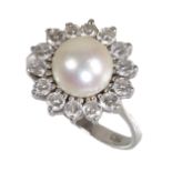 Ring, WG 750/000, zentrale Akoja-Perle D = 7,5 - 8,0 mm, 16 Brillanten ca. 0,8 ct tw-vsi, RW ...