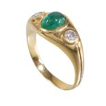 Ring, GG 750/000, zentraler Smaragdcab. ca. 1,0 ct (7,5 x 5,5 mm), seitlich je 1 Brillant ...