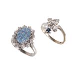 Lot: 2 Damenringe, WG 585, 1 Ring, 4 Brillanten ca. 0,07 ct w-si, 1 Perle u. 1 Saphir, RW ca. ...