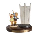 M.I. Hummel-Figur LUFTBRÜCKE und AUF WIEDERSEHEN (Doppelfigur auf Holzsockel von 1994), Goebel ...