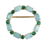 Brosche KREIS, GG 585/000, im Kranz je 8 Stck. Opale ca. 2,5 ct (6,0 x 4,0 mm), u. 6 Smaragde ...