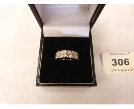 A 9ct white gold foliate engraved ring. Size O½. 2.8g gross