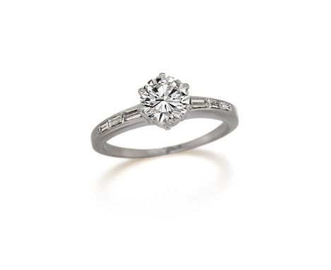 SOLITAIRE-RING. Herkunft: Deutschland. Material: 750/- Weißgold, Punze. Gesamtgewicht: ca. 3,5 g. EU-RM: 51. Diamanten: 1 Bri