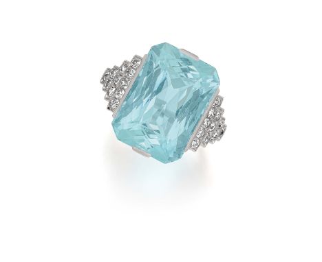 AQUAMARIN-DIAMANT-RING. Datierung: Um 1920. Material: Platin, getestet. Gesamtgewicht: ca. 10,5 g. EU-RM: 51,5. Diamanten: 22