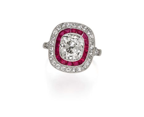 DIAMANT-FARBSTEIN-RING. Herkunft: Wohl Deutschland. Datierung: Um 1920. Material: Platin, getestet. Gesamtgewicht: ca. 5,0 g.