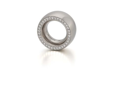 SCHUBARTDiamant-Ring. Herkunft: Deutschland, Düsseldorf. Material: 750/- Weißgold, Platin, Punze. Gesamtgewicht: ca. 36,5 g. 