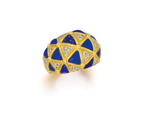 VAN CLEEF &amp; ARPELSBombierter Lapislazuli-Diamant-Ring. Herkunft: Frankreich. Datierung: Um 1960. Material: 750/- Gelbgold