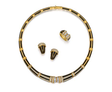 EMAIL-DIAMANT-SET: COLLIER, RING UND OHRCLIPS. Material: 750/- Gelbgold, Punze, schwarzes Email. Gesamtgewicht: ca. 124,0 g. 