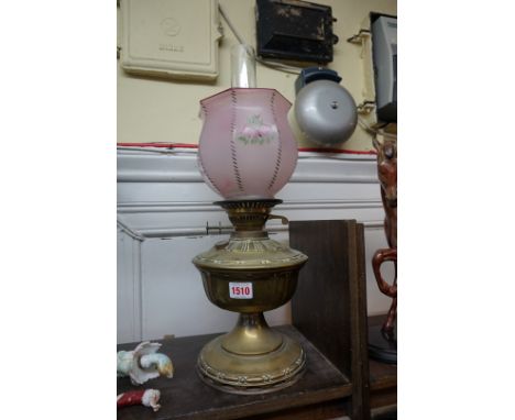 An antique brass oil lamp, height&nbsp;excluding chimney 40.5cm.&nbsp; 