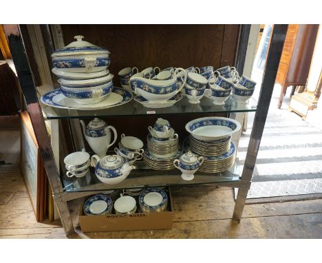 An extensive Wedgewood 'Blue Siam' pattern part tea and dinner service.&nbsp; 