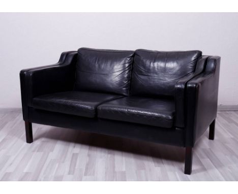 2-Sitzer Sofa, Stouby Møbler, Dänemark, 20.Jh. auf 4-Kantbeinen, flache Zarge mit aufgelegten Polstern, gerade Rückenlehne, g