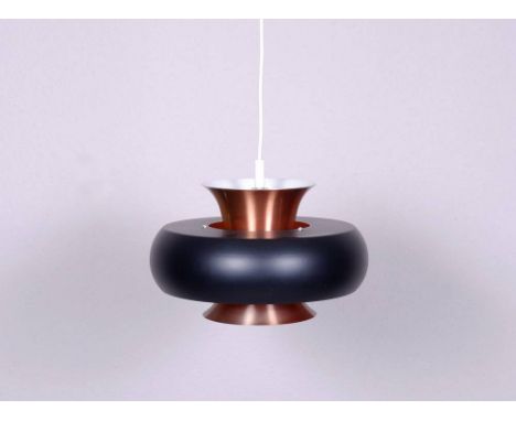 Deckenlampe, wohl deutsch, um 1960 gewölbter Schirm mit innerem, trichterförmigem Reflektor, Metall, verkupfert bzw. schwarz/
