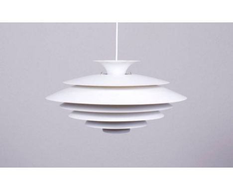 Deckenleuchte, Form-Light, Dänemark, 2. Hälfte 20.Jh., Modell "52580" runder Schirm aus 7 verschraubten Lamellen, Metall, wei