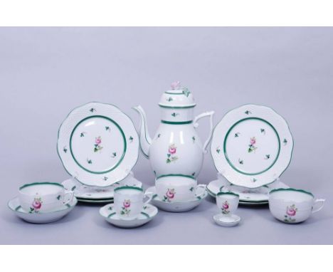 Restservice, Herend, Ungarn, 20.Jh., Dekor "Wiener Rose", 15-tlg.1 Kaffeekanne (Rosenknauf min. best.), 6 Kuchenteller, 3 Kaf