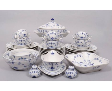 Speiseservice, Royal Copenhagen, Dänemark, Dekor "Musselmalet gerippt", 35-tlg.7 Speiseteller, 7 Beilagenteller, 6 Suppentass