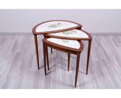 3 Satztische, wohl Dänemark, um 1950/60 auf 3 Spitzbeinen, flache Zarge, halbrunde Deckplatte mit floralen Fliesen, Holz, bra
