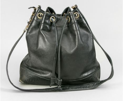   Chanel, Vintage Beutel-Tasche, schwarzes Kaviar-Leder, goldfarbene Hardware,   Schulterriemen mit Kettendetails, Zugband, A