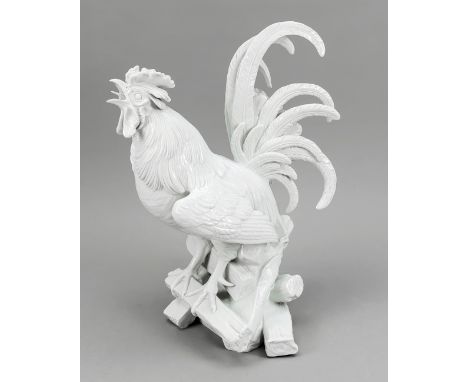   Krähender Haushahn auf Holzstoß, Meissen, Jahreszeichen für 1984, 3. W., Entwurf J. J.   Kaendler im Jahr 1741, Modellnr. 7