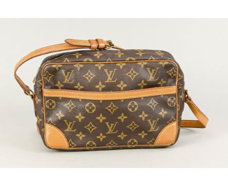   Louis Vuitton, Vintage Crossbody Bag, gummiertes Baumwollgewebe im klassischen   Logoprint-Design mit Details aus cognacfar