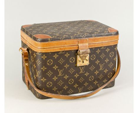   Louis Vuitton, Vintage Monogram Canvas Beauty Case, gummiertes Baumwollgewebe im   klassischen Logoprint-Design mit Details