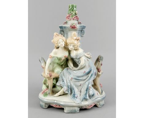   Figürlicher Lampenfuß, um 1900, Keramik, in der Art von Goldscheider, zwei junge Mädchen   eng beieinander vor einer Säule,