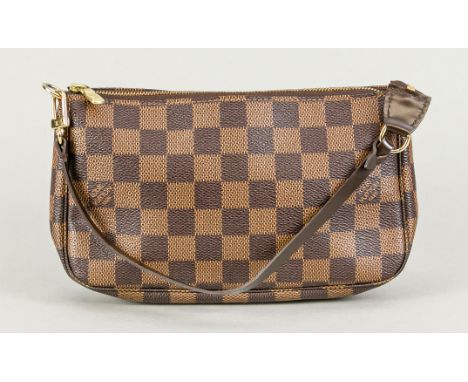   Louis Vuitton, kleine Vintage Baguette Bag, braun kariertes gummiertes Baumwollgewebe,   goldfarbene Hardware, schmaler Tra
