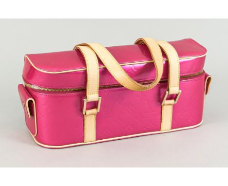   Louis Vuitton, Monogram Vernis Shoulder Bag, glänzendes Lackleder mit Logo-Prägung in Pink   mit Details aus beigefarbenem 