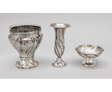   Konvolut von drei Teilen, Deutsch, 20. Jh., unterschiedliche Hersteller, Silber   verschiedene Feingehalte, Vase mit Glasei