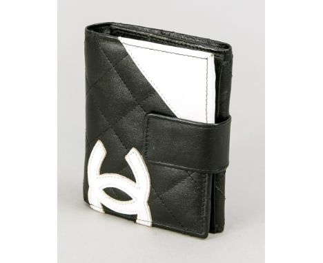   Chanel, Vintage Portmonnaie, schwarzes gestepptes Glattleder mit Details und aufgenähtem   Logo aus weißem Leder, Überschla