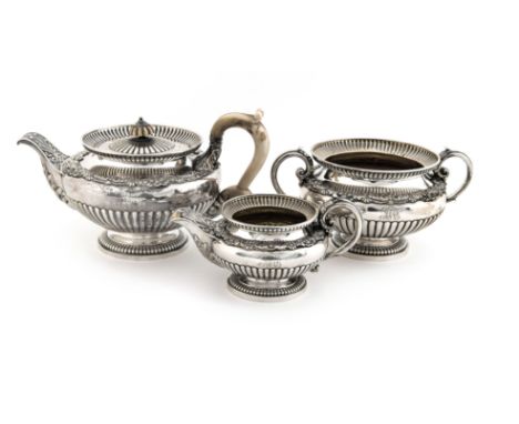   Teekern. Paul Storr, London wohl 1817, Sterling, bestehend aus Teekanne mit   Elfenbeinhenkel und -deckelknauf, Zuckerschal