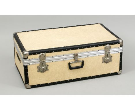   Großer Vintage Rimova Koffer, 1. H. 20. Jh., mit verstärkten Rändern und mit verchromten   Eck-Schutzkappen. Griff mit Rimo