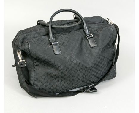   Gucci, Black GG Nylon Weekender Travel Bag, schwarzes Nylongewebe mit Logo-Design und   Details aus schwarzem Leder, silber