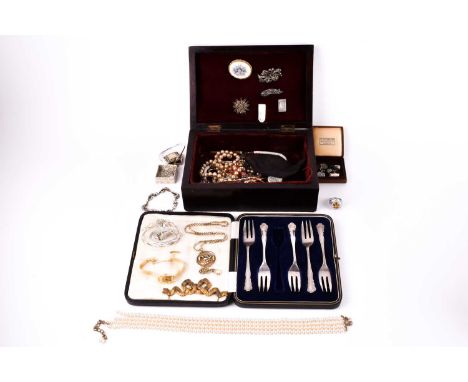 A group of costume jewellery items, to include various chains, silver and white metal jewellery, brooches, a set of five silv